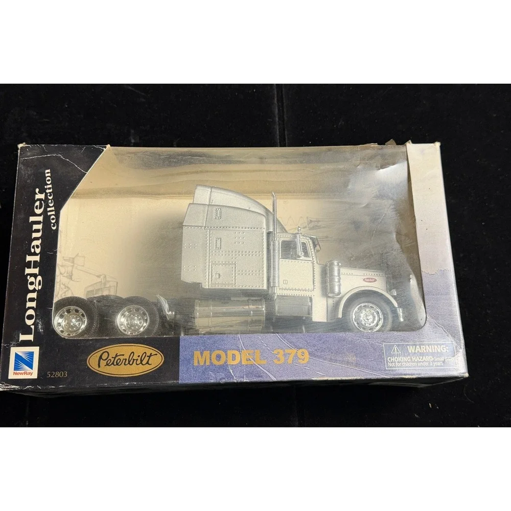 Peterbilt Model 379 LongHauler Collection-1:32 Die-Cast Truck, Silver 52803